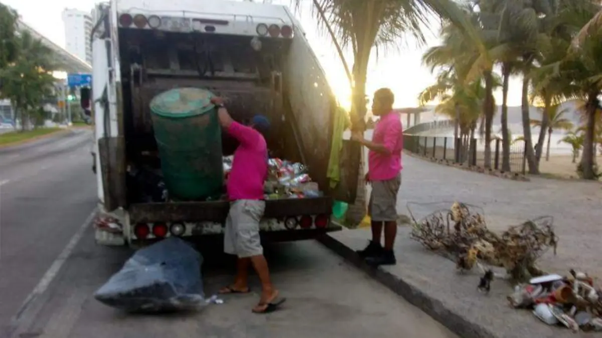 Recolectando basura en playas de Acapulco